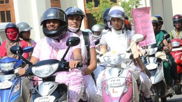 ഇരുചക്ര വാഹനങ്ങളിലെ പിൻസീറ്റ് യാത്രക്കാർക്കും ഹെൽമെറ്റ് നിർബന്ധമാക്കി ഹൈക്കോടതി, വിജ്ഞാപനം ഉടൻ