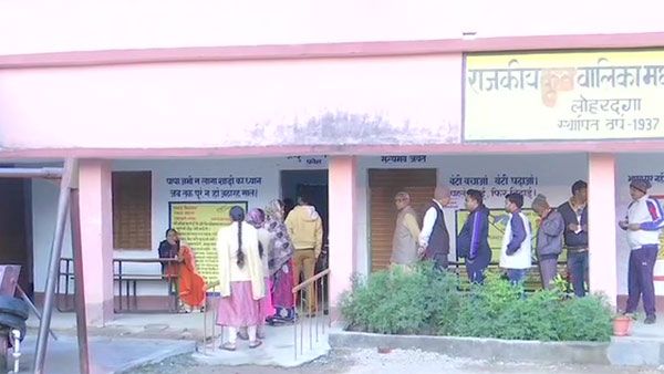 ജാർഖണ്ഡ് തിരഞ്ഞെടുപ്പിനിടെ തോക്ക് വീശിയ കോൺഗ്രസ് സ്ഥാനാർത്ഥി കസ്റ്റഡിയിൽ, നക്സലുകൾ പാലം തകർത്തു