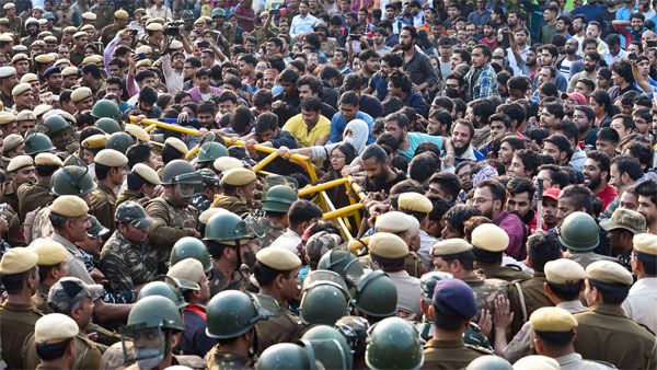 ജെഎൻയു വിദ്യാർത്ഥി പ്രതിഷേധം: വിദ്യാർത്ഥികൾക്കെതിരെ എഫ്ഐആർ, പൊതുമുതൽ നശിപ്പിക്കാൻ ശ്രമിച്ചെന്ന്