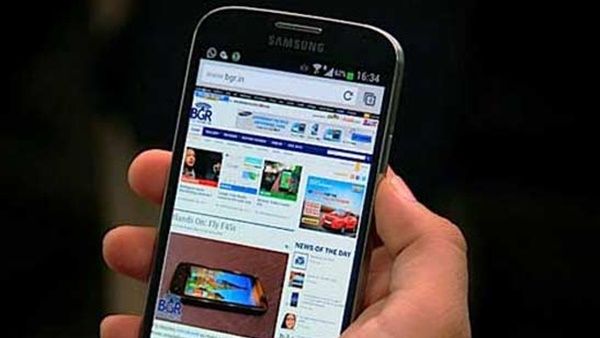 യുവതിയുടെ മൃതദേഹത്തില്‍ നിന്നും സ്മാര്‍ട്ട് ഫോണ്‍ അടിച്ചുമാറ്റിയ പോലീസുകാരന് സസ്‌പെന്‍ഷന്‍