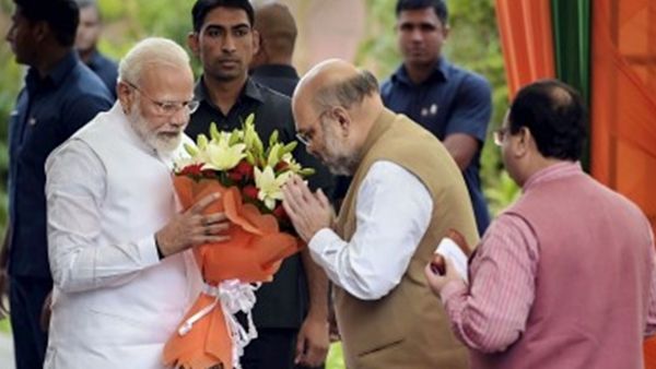 വിദേശ യാത്രക്കിടെയിലെ ഇടവേളകളില്‍ മോദി കഴിയുന്നത് എയര്‍പോര്‍ട്ട് ടെര്‍മിനലില്‍ എന്ന് അമിത് ഷാ