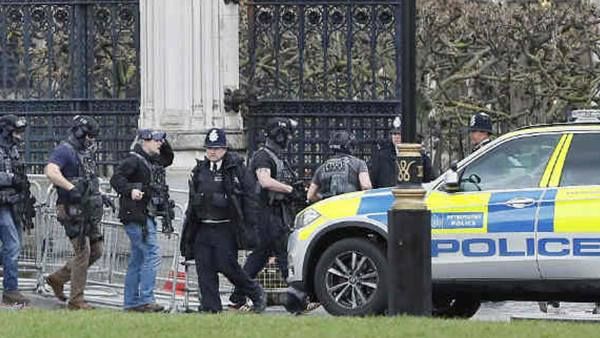 ലണ്ടൻ ബ്രിഡ്ജിൽ കത്തിക്കുത്ത് ആക്രമണം: അക്രമിയെ പോലീസ് വെടിവെച്ച് വീഴ്ത്തി, നിരവധി പേർക്ക് പരിക്ക്