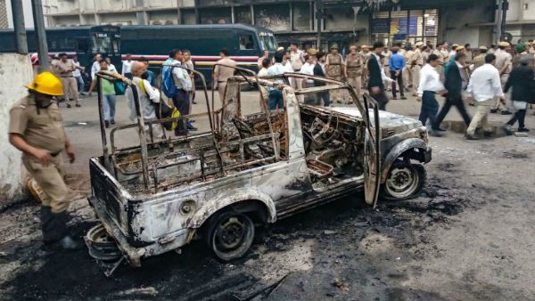 ദില്ലിയില്‍ തമ്മിലടിച്ച് പോലീസും അഭിഭാഷകരും.... പോലീസ് ജീപ്പ് കത്തിച്ചു, വെടിയുതിര്‍ത്ത് പോലീസ്