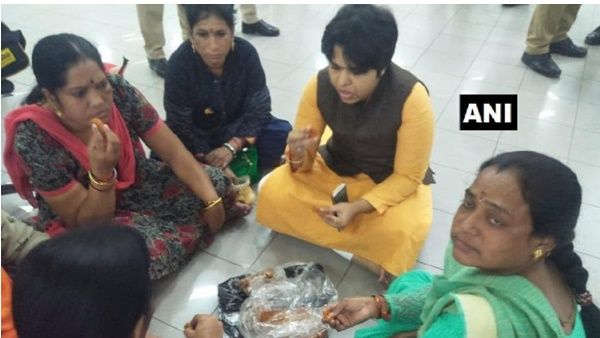 ശബരിമല ദർശനത്തിനായി തൃപ്തി ദേശായി കേരളത്തിൽ, പമ്പയിലേക്ക് തിരിച്ചു, ഒപ്പം ബിന്ദു അമ്മിണിയും