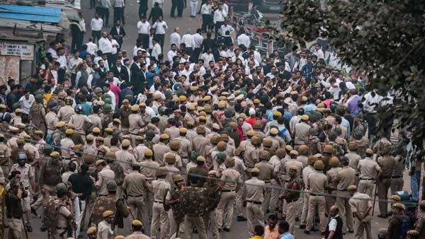 ദില്ലിയിൽ നാടകീയ രംഗങ്ങൾ, ആത്മഹത്യയ്ക്ക് ശ്രമിച്ച് അഭിഭാഷകർ, ദില്ലി പോലീസിന് കോടതിയിൽ തിരിച്ചടി!