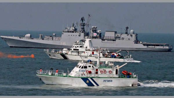 നാവിക സേനയില്‍ നിന്ന് രഹസ്യം ചോര്‍ന്നു; സൈനികര്‍ അറസ്റ്റില്‍, സോഷ്യല്‍ മീഡിയ നിരോധിച്ച് സേന