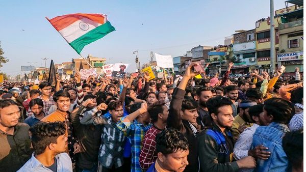 പൗരത്വ നിയമഭേദഗതി, അഹമ്മദാബാദിൽ പോലീസുകാരെ വളഞ്ഞിട്ട് ആക്രമിച്ച് പ്രതിഷേധക്കാർ