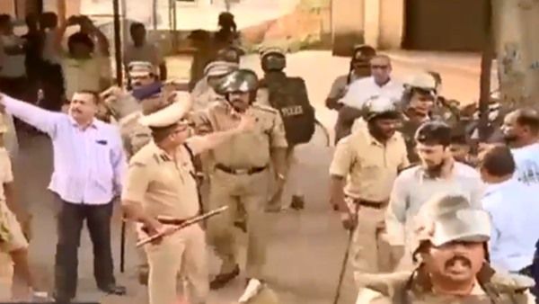 കുടിവെള്ളം നിഷേധിച്ചു, മൊബൈല്‍ ഫോണ്‍ പിടിച്ചടുത്തു; മാധ്യപ്രവര്‍ത്തകര്‍ക്കെതിരെ പോലീസിന്‍റെ ക്രൂരത