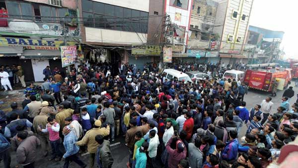 ദില്ലി തീപിടുത്തം; ഫാക്ടറി പ്രവർത്തിച്ചത് നിയമവിരുദ്ധമായി, ഉടമ അറസ്റ്റിൽ, പ്രതിഷേധം ഇരമ്പുന്നു