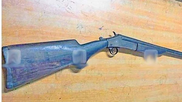 വാഹന പരിശോധനയ്ക്കിടെ നാടൻ തോക്ക് പിടിച്ചു: ഓടി രക്ഷപ്പെട്ട യുവാവിനെ പൊലിസ് തിരയുന്നു