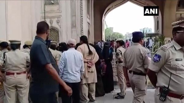 വിദ്യാര്‍ത്ഥികളുടെ ബസ് പിടിച്ചെടുത്ത് പോലീസ്; മലയാളികള്‍ ഉള്‍പ്പടെ നൂറോളം പേര്‍ കസ്റ്റഡിയില്‍