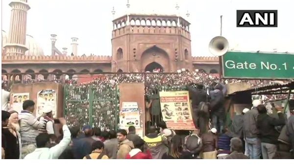 ദില്ലി ജമാ മസ്ജിദിന് മുമ്പിൽ വൻ പ്രതിഷേധം, ഭീം ആദ്മി നേതാവ് ചന്ദ്രശേഖർ ആസാദിനെ കസ്റ്റഡിയിലെടുത്തു