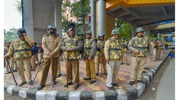 പൗരത്വ ഭേദഗതി നിയമത്തിനെതിരായ പ്രതിഷേധം; വെടിയുതിര്‍ത്തെന്ന് കാണ്‍പൂര്‍ പൊലീസ്