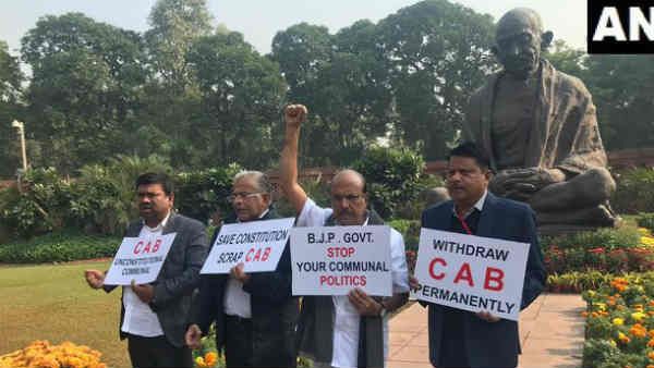 പൗരത്വ ബില്ലിനെതിരെ മുസ്ലിംലീഗിന്റെ വേറിട്ട സമരം; പാര്‍ലമെന്റിന് മുമ്പില്‍ നാലു എംപിമാരുടെ പ്രതിഷേധം