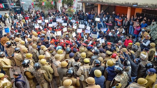 മംഗലാപുരത്ത് പ്രതിഷേധത്തിനിടെ പോലീസ് വെടിവെപ്പ്, 2 പേർ കൊല്ലപ്പെട്ടു, യുപിയിൽ ഒരു മരണം