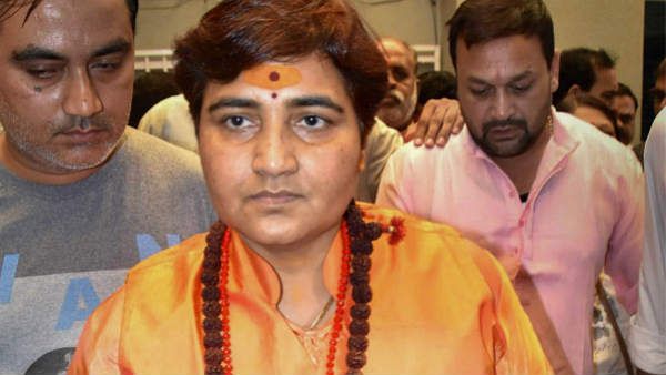 വാശി കാണിച്ച് വിമാനം വൈകിപ്പിച്ച് പ്രഗ്യ സിങ് താക്കൂര്‍; എംപിയെ പറപ്പിച്ച് സഹയാത്രക്കാരന്‍; വീഡിയോ