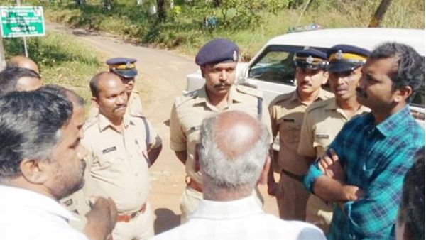 ആറളത്ത് കാട്ടാന ഓട്ടോ തകർത്ത സംഭവം: വനപാലകരെ നാട്ടുകാർ ഉപരോധിച്ചു