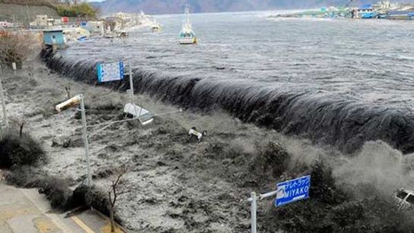 കടലിനടിയില്‍ ശക്തമായ ഭൂകമ്പം, സുനാമിക്ക് സാധ്യതയെന്ന് മുന്നറിയിപ്പ്; മാറിത്താമസിക്കാന്‍ നിര്‍ദേശം