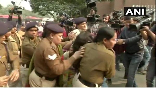 ഉന്നാവ് പ്രതിഷേധത്തിനിടെ ആറു വയസുകാരി മകളുടെ ദേഹത്ത് പെട്രോൾ ഒഴിച്ചു, അമ്മ കസ്റ്റഡിയിൽ