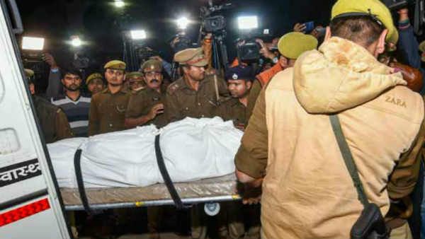 ആദ്യം യോഗി വരട്ടെ, ഉറപ്പ് കിട്ടണം; ഉന്നാവോ പെണ്‍കുട്ടിയുടെ മൃതദേഹം സംസ്‌കരിക്കാതെ കുടുബം