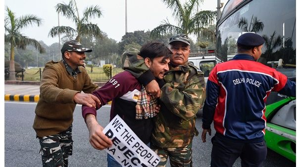 പൗരത്വ നിയമ ഭേദഗതി, ദില്ലിയിൽ വ്യാപക പ്രതിഷേധം, യുപി ഭവന് മുന്നിൽ സംഘർഷം, നിരവധി പേർ കസ്റ്റഡിയിൽ