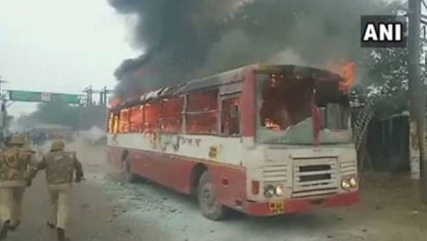 സാമ്പാളിലെ പ്രതിഷേധം അക്രമാസക്തം: നാല് ബസുകള്‍ അഗ്നിക്കിരയാക്കി,മാധ്യമപ്രവര്‍ത്തകര്‍ക്ക് നേരെ അക്രമം