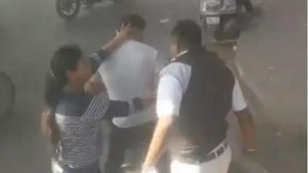 ബൈക്ക് യാത്രികനെ നടുറോഡില്‍ മര്‍ദ്ദിച്ച് ബിഎംടിസി ഡ്രൈവര്‍, വീഡിയോ വൈറല്‍