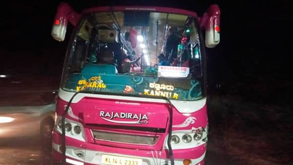 കരിവെള്ളൂരിൽ​ ബൈക്കിലെത്തിയ സംഘം ഓടിക്കൊണ്ടിരുന്ന സ്വകാര്യ ബസ് എറിഞ്ഞുതകർത്തു.