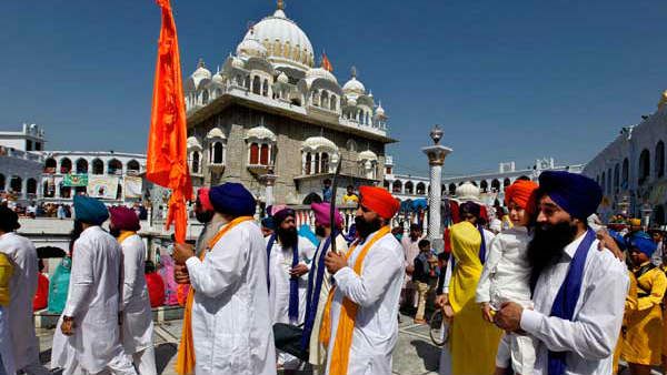 പാകിസ്താനിലെ നങ്കണ സാഹിബ് ഗുരുദ്വാരയിൽ കല്ലേറ്: കുടുങ്ങിക്കിടക്കുന്നത് നിരവധി സിഖ് വംശജർ!!