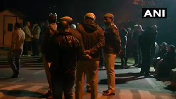 ആക്രമണം തലയോട് തകർക്കാൻ ശേഷിയുള്ള വലിയ കല്ലുകൾ കൊണ്ട്, ജെഎൻയുവിൽ പ്രതിഷേധം കത്തുന്നു