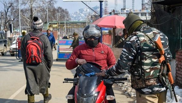 ജമ്മു കശ്മീരിൽ 2ജി ഇന്റർനെറ്റ് സേവനങ്ങൾ പുന: സ്ഥാപിക്കും, വാട്സാപ്പും ഫേസ്ബുക്കും വീണ്ടും ബ്ലോക്ക്