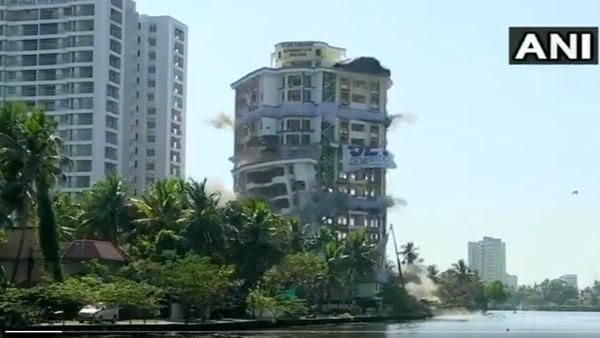 ഗോള്‍ഡന്‍ കായലോരവും നിലംപൊത്തി; മരട് ഫ്ളാറ്റ് പൊളിക്കല്‍ ദൗത്യം പൂര്‍ണം, വീഡിയോ