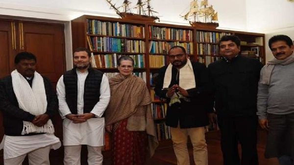 ബിജെപിയില്‍ ലയിക്കാന്‍ പോയ ജെവിഎമ്മിന് തിരിച്ചടി; 2 എംഎല്‍എമാര്‍ കോണ്‍ഗ്രസില്‍ ചേര്‍ന്നു