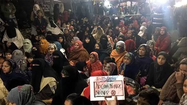 ഷഹീൻബാഗിലെ പ്രതിഷേധപ്പന്തലിൽ ആയുധധാരി: തോക്കുചൂണ്ടി ഭീഷണിപ്പെടുത്തി, പ്രതിഷേധക്കാർ പിടികൂടി!!