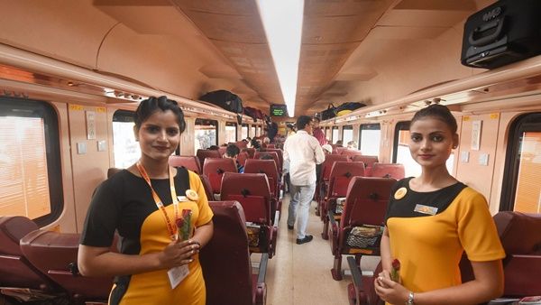 തേജസ് എക്‌സ്പ്രസ് വൈകിയോടിയത് ഒരു മണിക്കൂറിലേറെ; യാത്രക്കാര്‍ക്ക് നഷ്ടപരിഹാരവുമായി റെയില്‍വെ