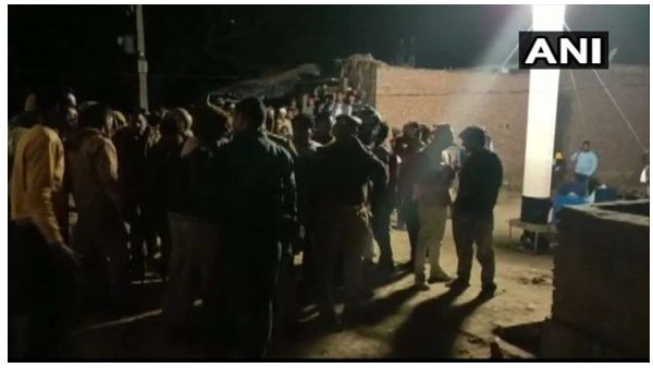 യുപിയിൽ കുട്ടികളെ ബന്ദിയാക്കിയ അക്രമിയുടെ ഭാര്യയെ നാട്ടുകാർ തല്ലിക്കൊന്നു