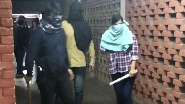 മുഖം മറച്ച വടി പിടിച്ച ചെക്ക് ഷർട്ടുകാരി, ജെഎൻയുവിലെ പെൺ അക്രമിയെ തിരിച്ചറിഞ്ഞെന്ന് ദില്ലി പോലീസ്!