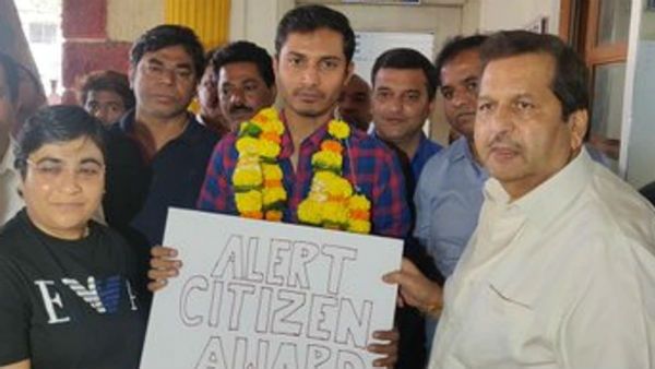 ഫോണിലൂടെയുള്ള സിഎഎ വിരുദ്ധ സംസാരം പോലീസിനെ അറിയിച്ചു... യൂബര്‍ ഡ്രൈവറെ ആദരിച്ച് ബിജെപി!!