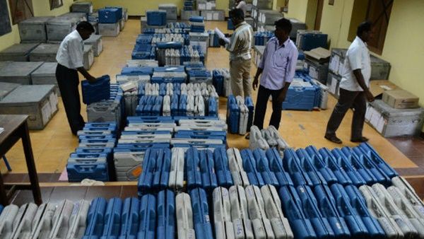 ദില്ലി: സീല്‍ ചെയ്ത വോട്ടിങ് യന്ത്രങ്ങള്‍ സ്ട്രോങ് റൂമിലെത്തിയില്ല, ഗുരുതര ആരോപണവുമായി ആംആദ്മി