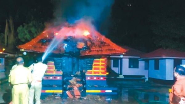 കെ കണ്ണപുരത്ത് ഭഗവതി ക്ഷേത്രം കത്തിനശിച്ചു