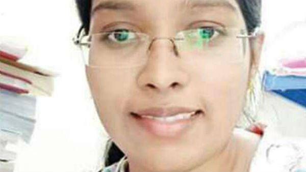 കേരളത്തിന്റെ കണ്ണീരായ അസ്ന, ബോംബേറിൽ തകർന്ന കാലുമായി കുതിച്ച് അസ്ന ഇനി സ്വന്തം നാടിന്റെ ഡോക്ടർ!