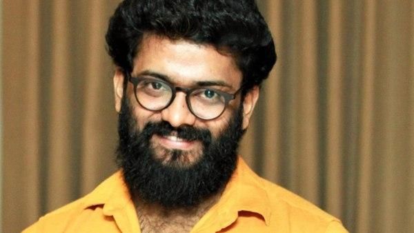 വിദ്യാർത്ഥിയെക്കൊണ്ട് കൂവിപ്പിച്ച സംഭവം; ടൊവിനോക്കെതിരെ മണിക്കുട്ടൻ, 'മുടിമുറിക്കൽ' പരാമർശവും!