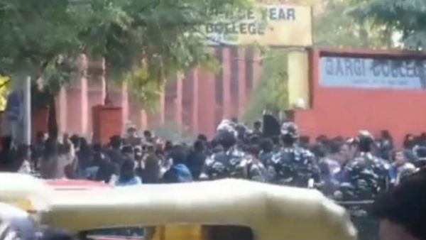 വിദ്യാര്‍ഥിനികളെ 'ജയ് ശ്രീറാം' വിളിച്ച് കയറിപ്പിടിച്ചു; നോക്കി നിന്ന് പോലീസ്, കമ്മീഷന്‍ ഇടപെട്ടു