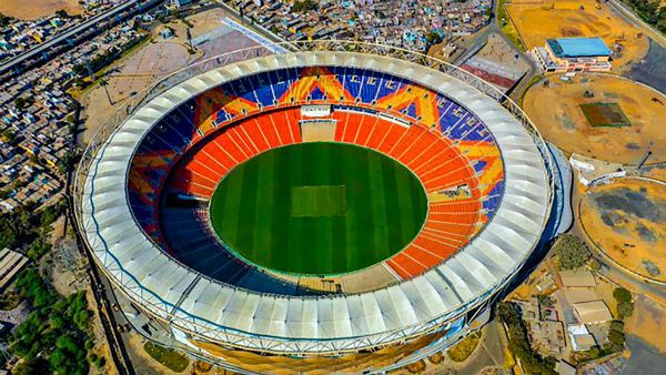 ട്രംപ് എത്തുന്നതിന് മുമ്പേ പ്രവേശന കവാടം നിലംപൊത്തി: മൊട്ടേര സ്റ്റേഡിയത്തിൽ നിർമാണം തുടരുന്നു...