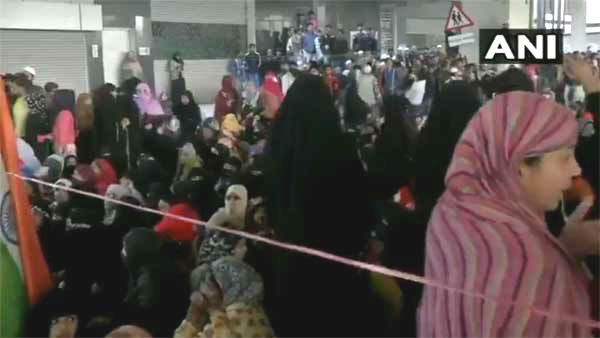 ദില്ലിയെ വിറപ്പിച്ച് സ്ത്രീ സമരം; മെട്രോ സ്‌റ്റേഷന്‍ അടച്ചു, ഭാരത ബന്ദിന് പിന്തുണ