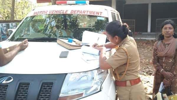 നാടകവണ്ടിയുടെ ബോർഡിന് 24,000 രൂപ പിഴ! 'ഇതൊരുമാതിരി വല്ലാത്തൊരു കിനാശ്ശേരിയായിപ്പോയി'