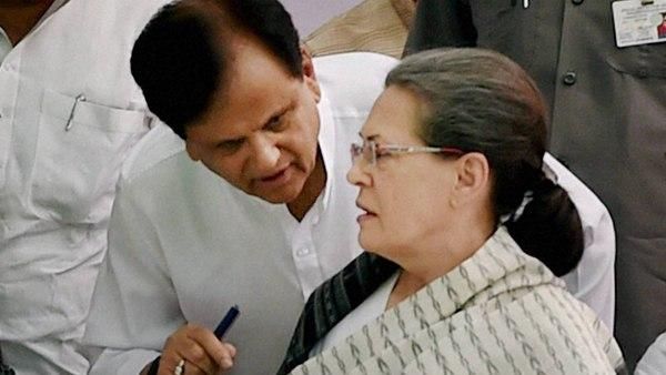 സംഭാവനയായി കള്ളപ്പണം; കോണ്‍ഗ്രസിന് കുരുക്ക്!! അഹമ്മദ് പട്ടേലിന് ആദായ നികുതി വകുപ്പ് സമന്‍സ്