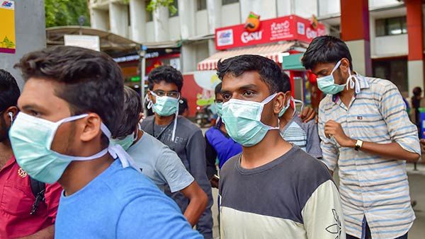 ഇനി അഭ്യര്‍ത്ഥനയും റൂട്ട് മാപ്പും ഇല്ല,ചുട്ടയടി മാത്രം!കാസര്‍കോട് റോഡില്‍ ഇറങ്ങിയവരെ വിരട്ടിയോടിച്ചു