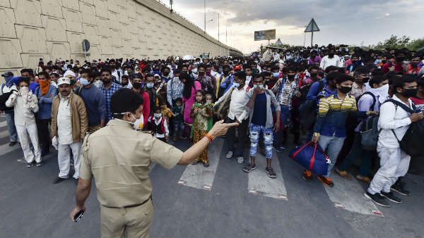 ദില്ലിയിലെ കൂട്ട പലായനം: രണ്ട് മുതിർന്ന ഉദ്യോഗസ്ഥർക്ക് സസ്പെൻഷൻ, കോവിഡ് നടപടികളിൽ വീഴ്ച വരുത്തി
