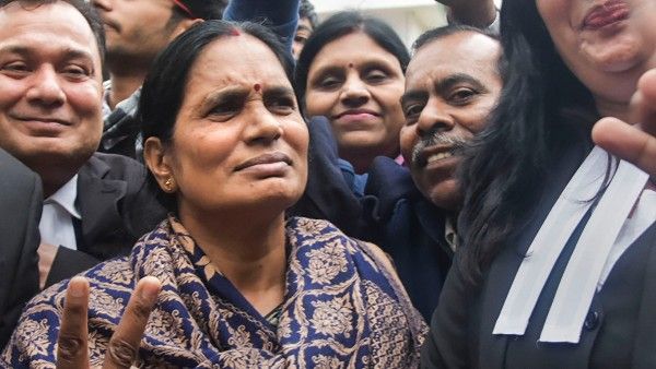 ആര്‍ത്തുവിളിച്ച്, ആഘോഷിച്ച് ജനക്കൂട്ടം; നിര്‍ഭയ കേസ് പ്രതികളെ കഴുവിലേറ്റിയതിലെ പ്രതികരണങ്ങള്‍